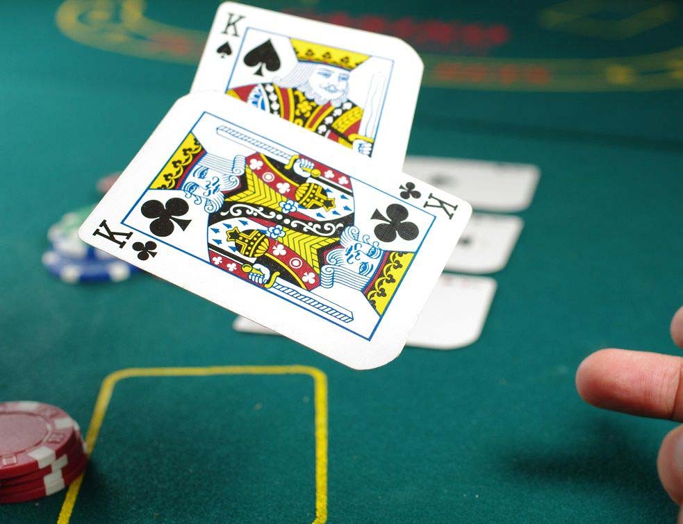 Karte, poker, kockanje, Photo by kristof morlion on Unsplash